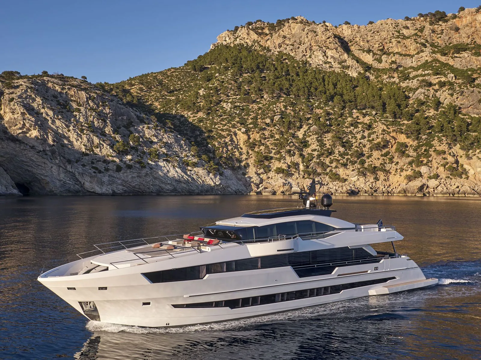 Astondoa 110 Century — motorna jahta 32,96 m, uz stjenovitu obalu