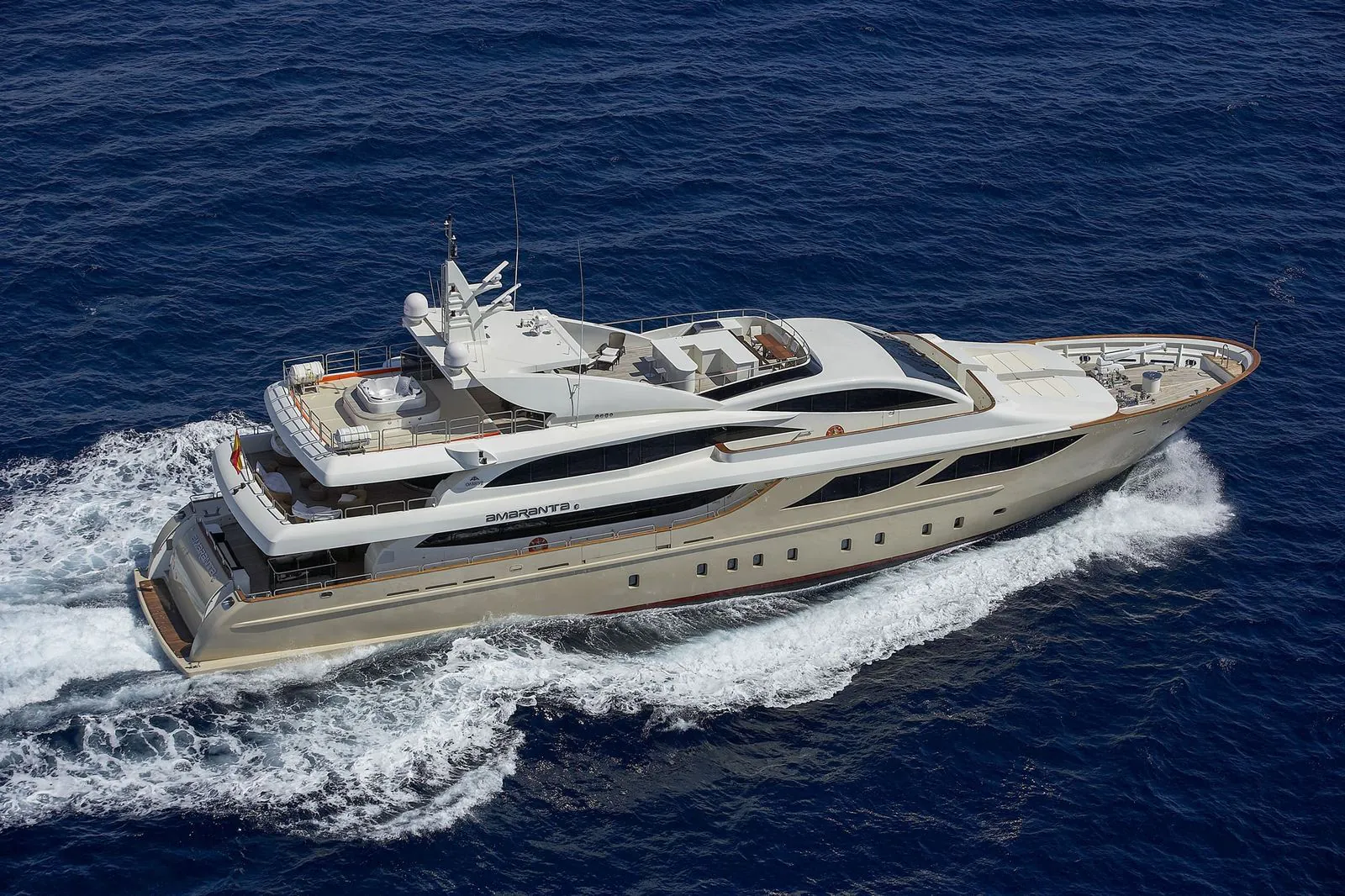 Astondoa 151 Steel — motorna jahta 45,5 m, u plovidbi, bočni pogled