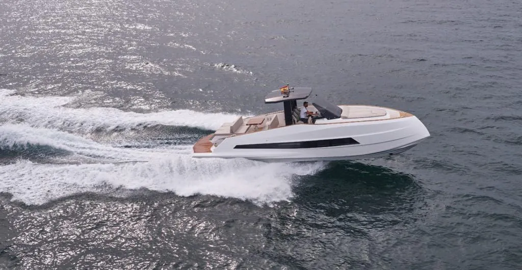 Astondoa 377 Coupé — motorna jahta 11,61 m, u plovidbi, pogled iz vazduha