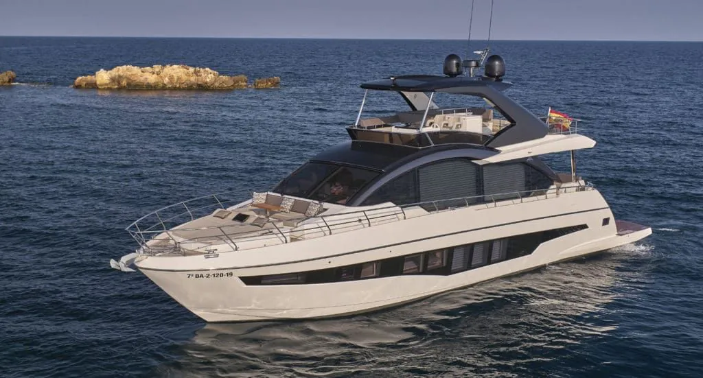Astondoa 66 Flybridge — motorna jahta 20,12 m, kraj stjenovitog ostrvca