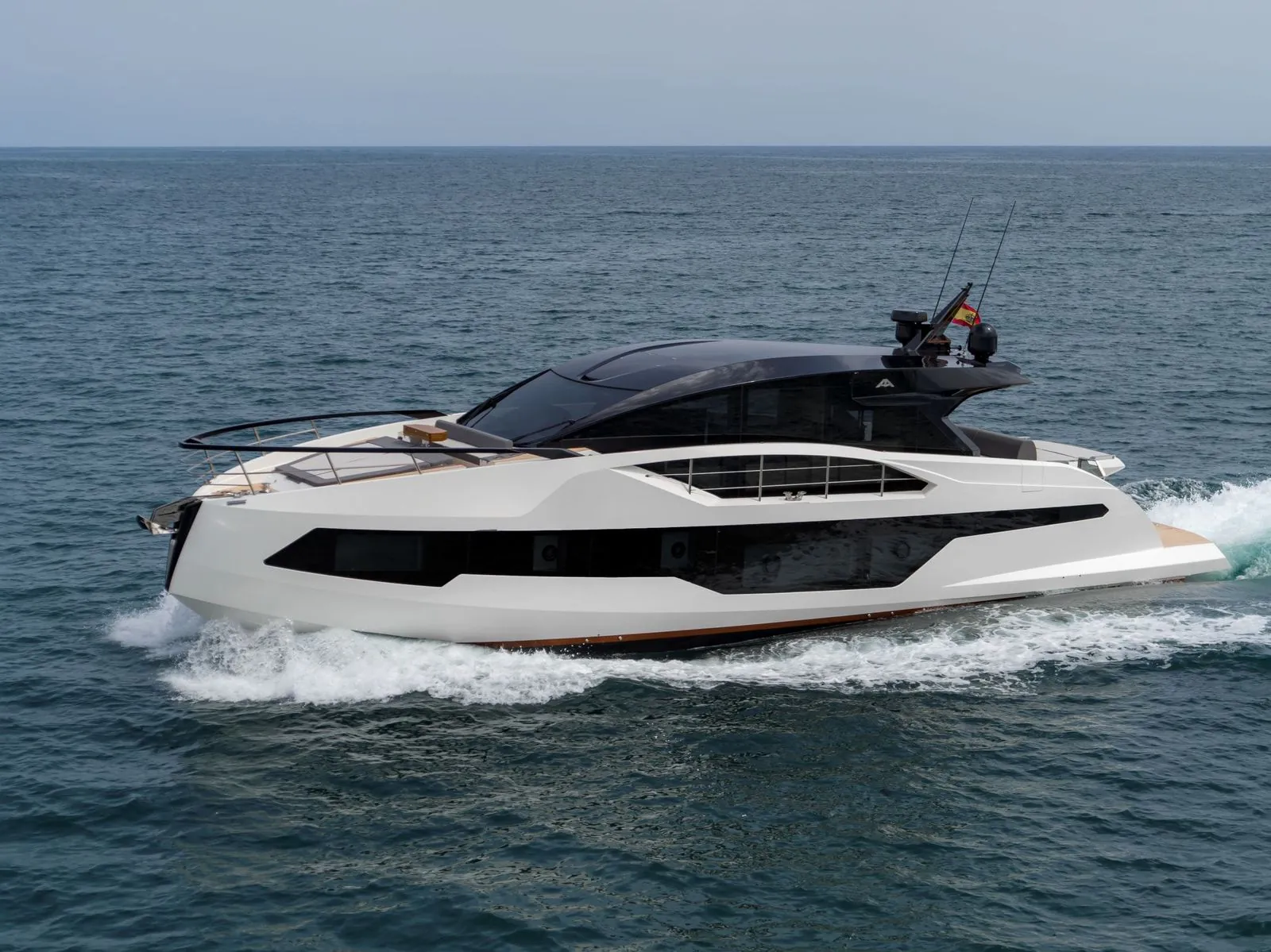 Astondoa 677 Coupé — motorna jahta 18,94 m, u plovidbi po mirnom moru