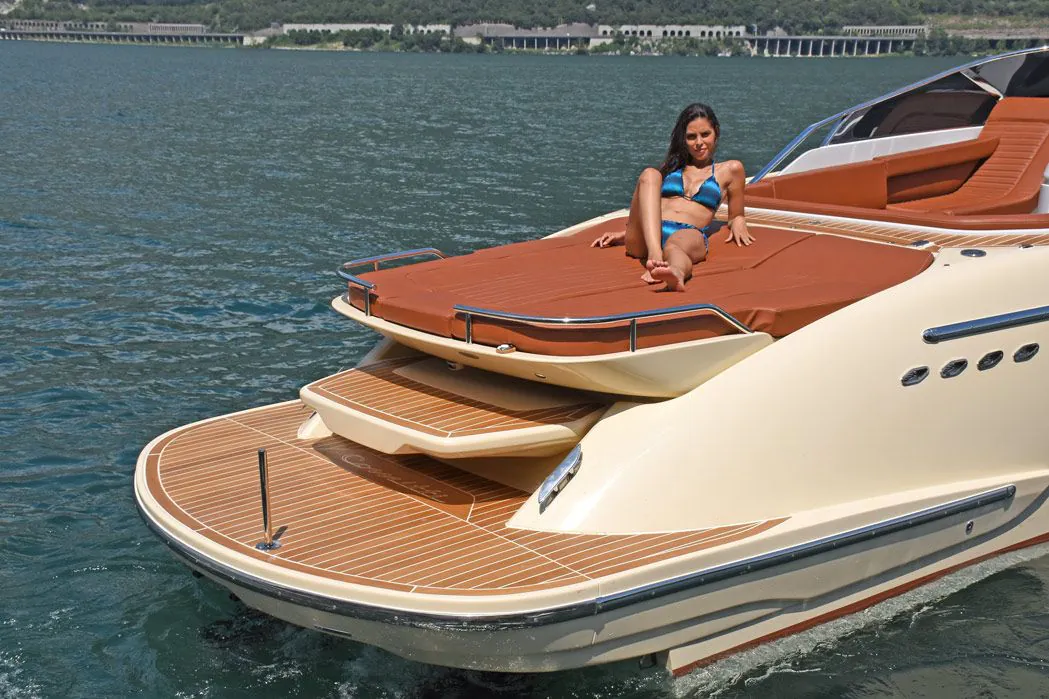 Comitti Breva 35 — motorna jahta 10,71 m, sa teak palubom, pramčano sunčalište