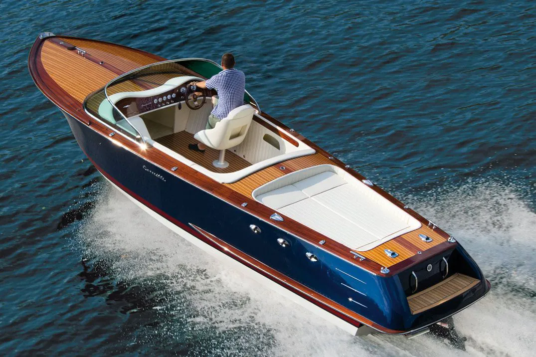 Comitti Venezia 25 — motorna jahta 7,85 m, mahagoni i plavi trup u plovidbi