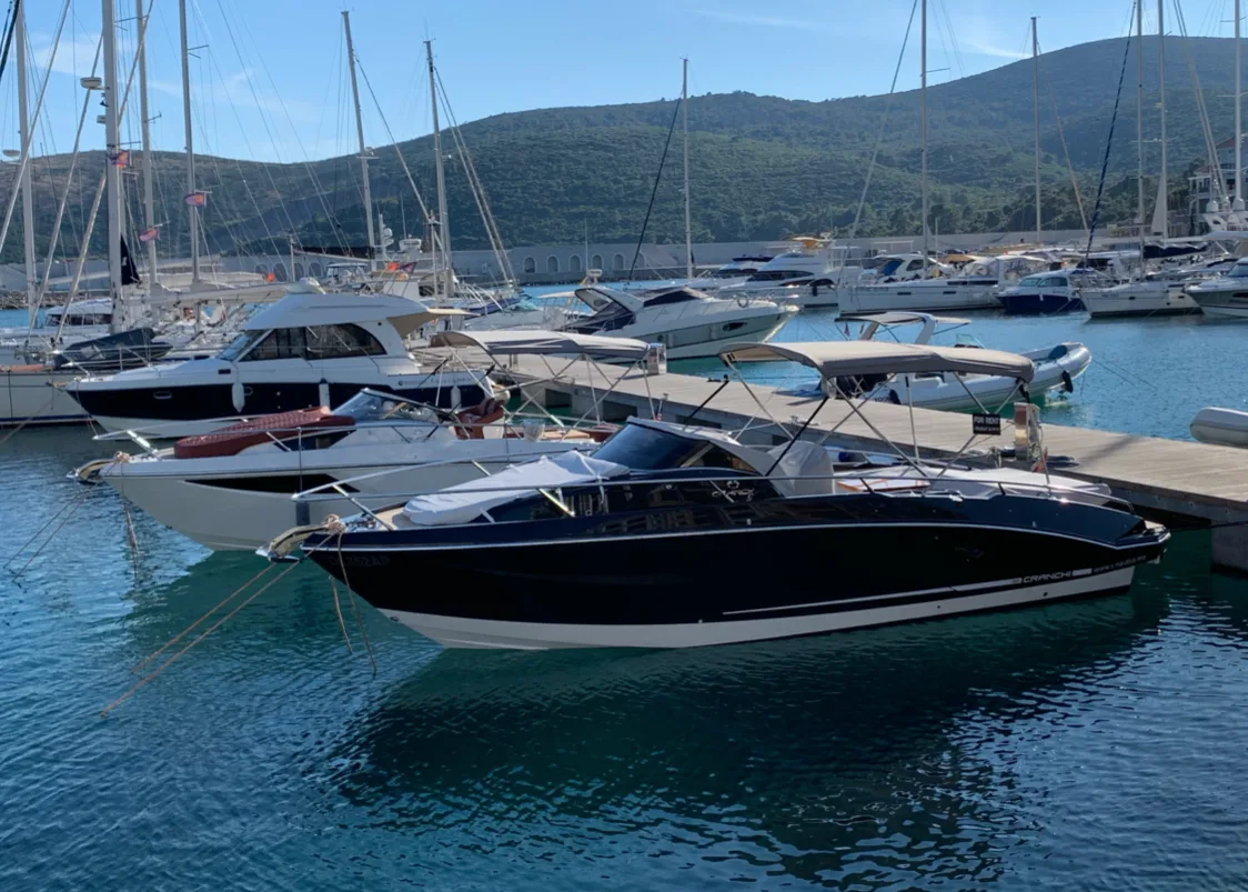 Cranchi E30 (2019) — polovna jahta 9,1 m, vezan u marini