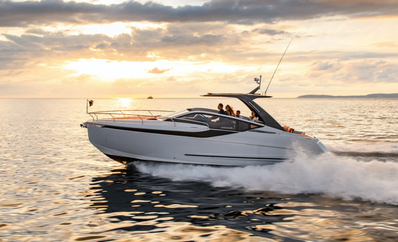 Fairline F33 (2023) — polovna jahta 9,99 m, u plovidbi u zalazak sunca