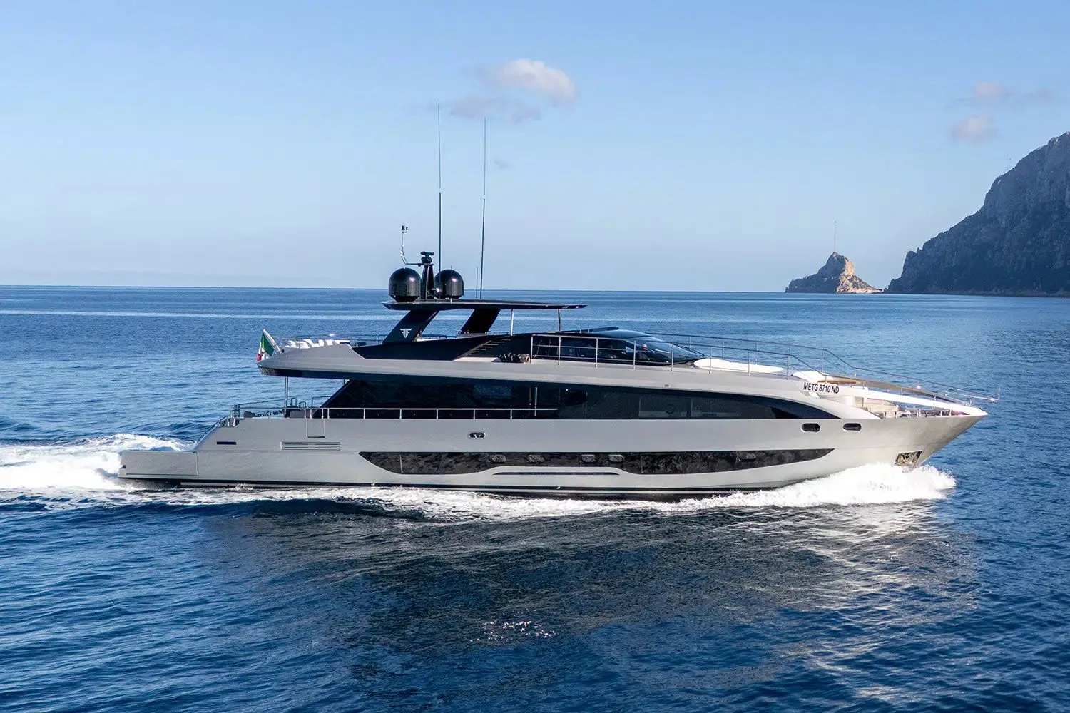 Filippetti Yacht Flybridge 100 — motorna jahta 30,5 m, u plovidbi uz stjenoviti rt