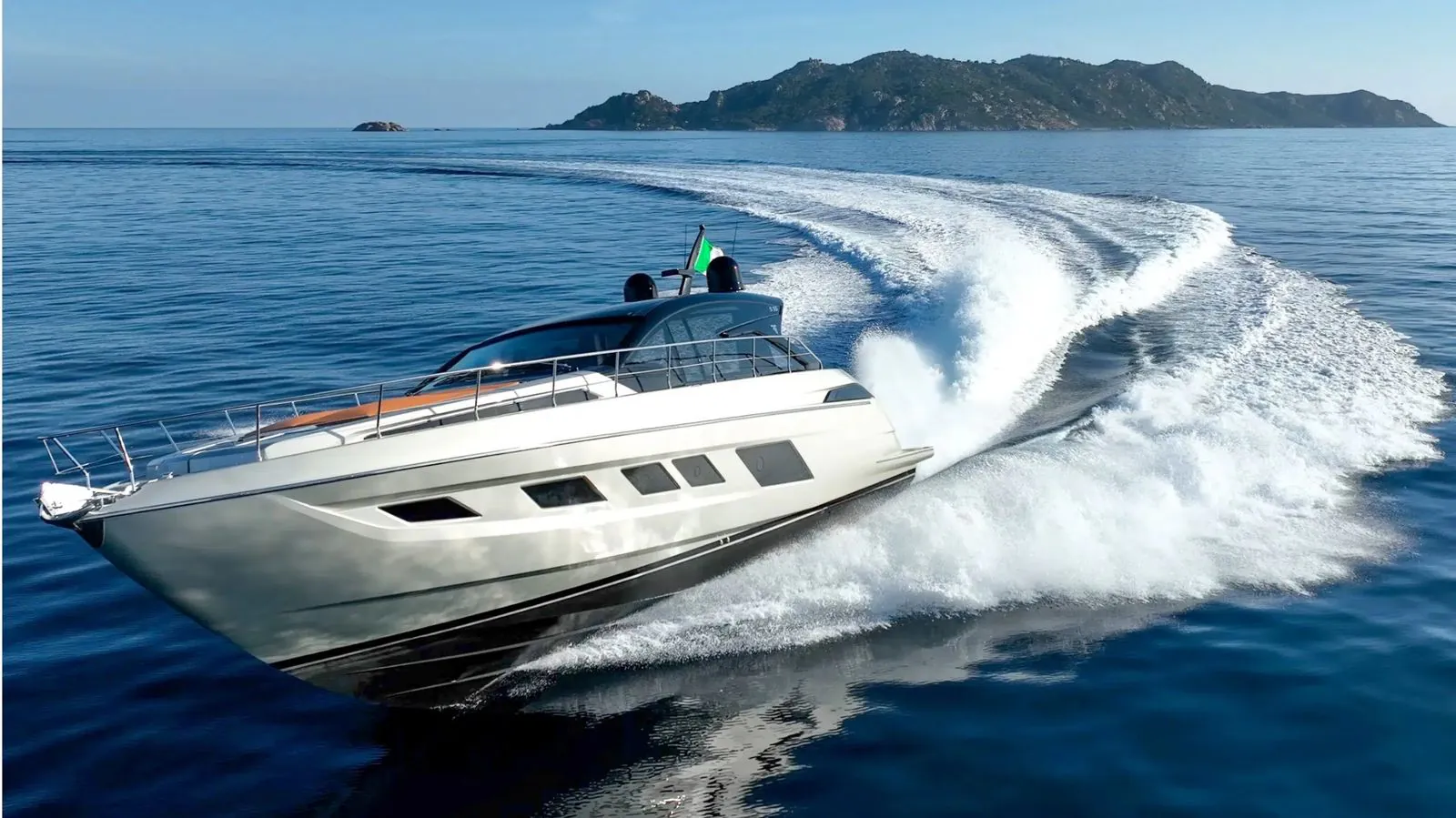 Filippetti Yacht Sport 55 — motorna jahta 17,38 m, u plovidbi, ostrvo u pozadini