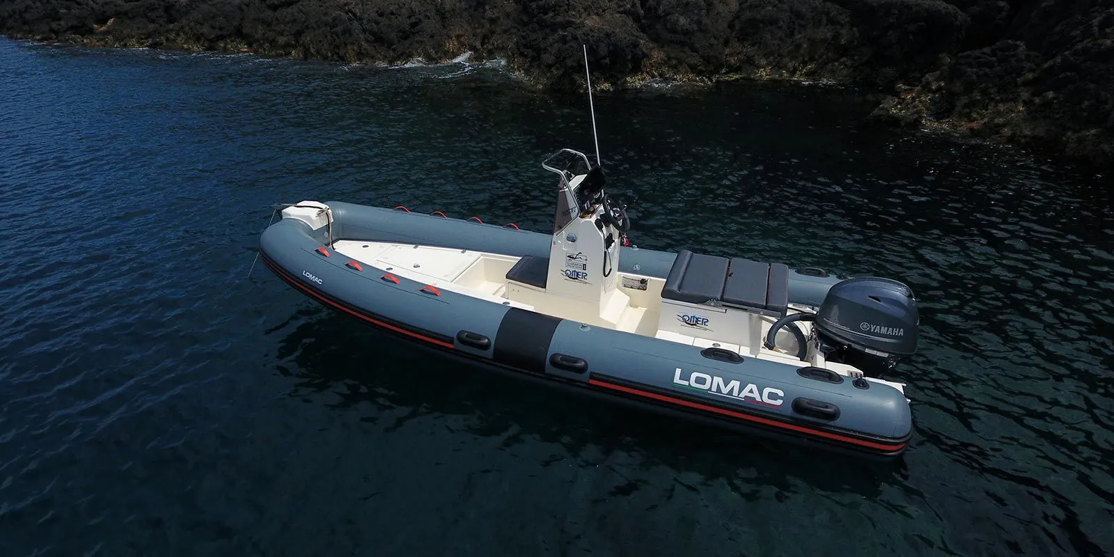 Lomac Euforia 540 — gumenjak 5,41 m, na mirnom moru uz stjenovitu obalu