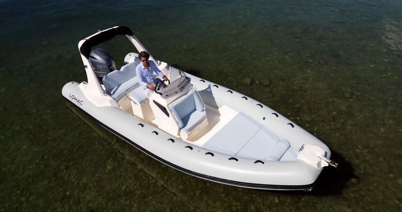 Lomac Euforia 660 — gumenjak 6,54 m, sa bimini tendom, pogled iz vazduha