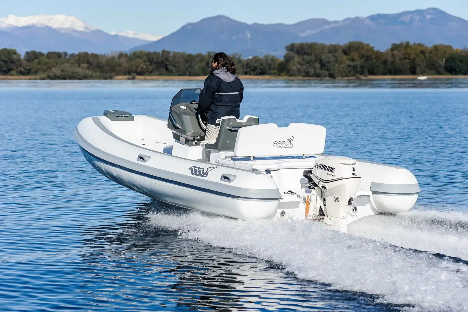MV Marine MV 18 Technology — gumenjak 5,5 m, sa centralnom konzolom u plovidbi