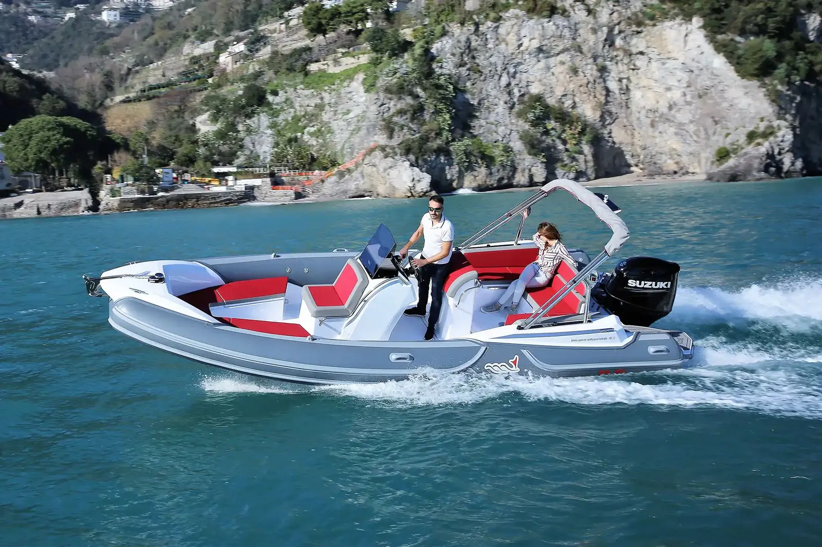 MV Marine MV 25GT — gumenjak 7,5 m, crveno presvučen kokpit u plovidbi