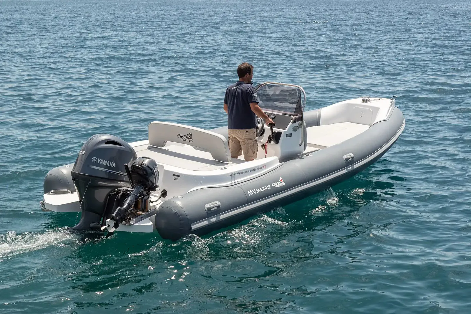 MV Marine MV 650 — gumenjak 7,05 m, na mirnom tirkiznom moru
