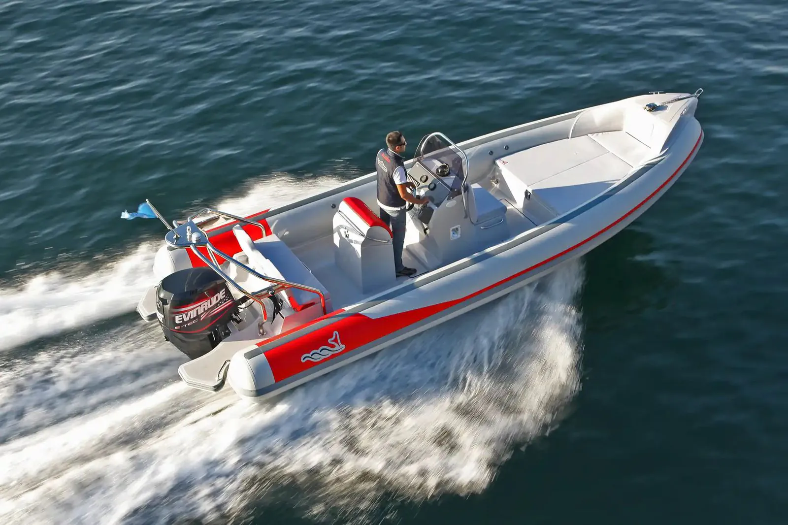 MV Marine MV 770 — gumenjak 7,7 m, bijelo-crveni trup u plovidbi
