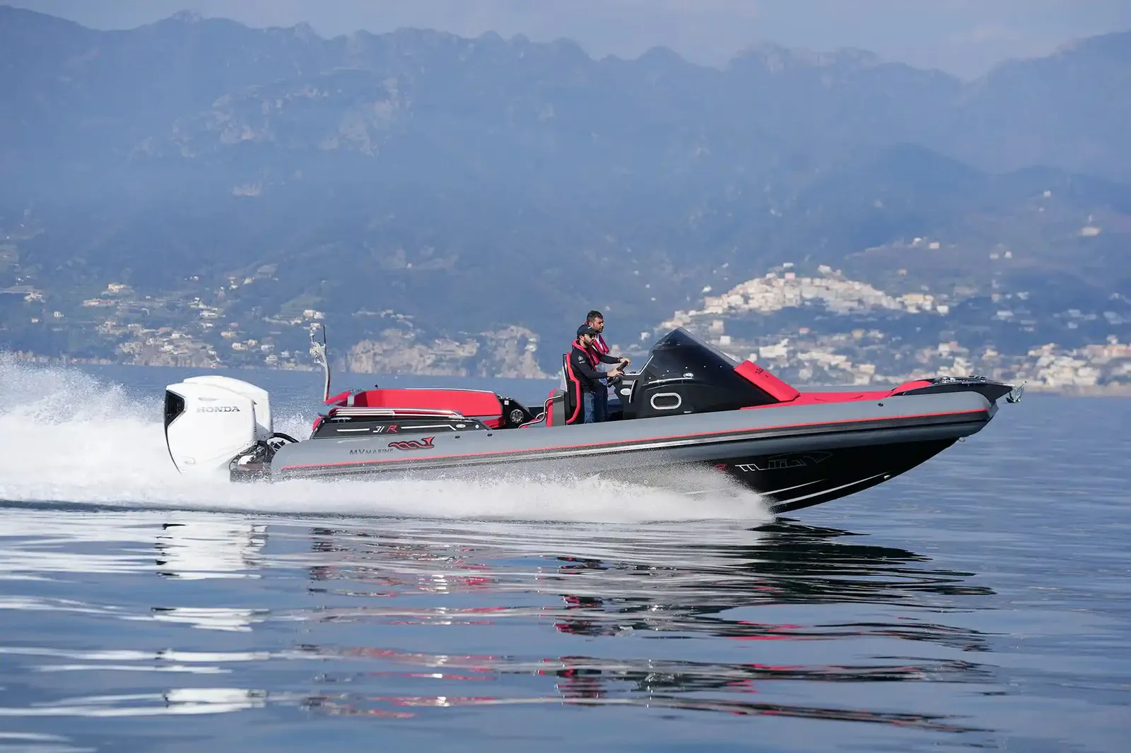 MV Marine Mito 31 — gumenjak 9,35 m, crno-crveni trup u plovidbi