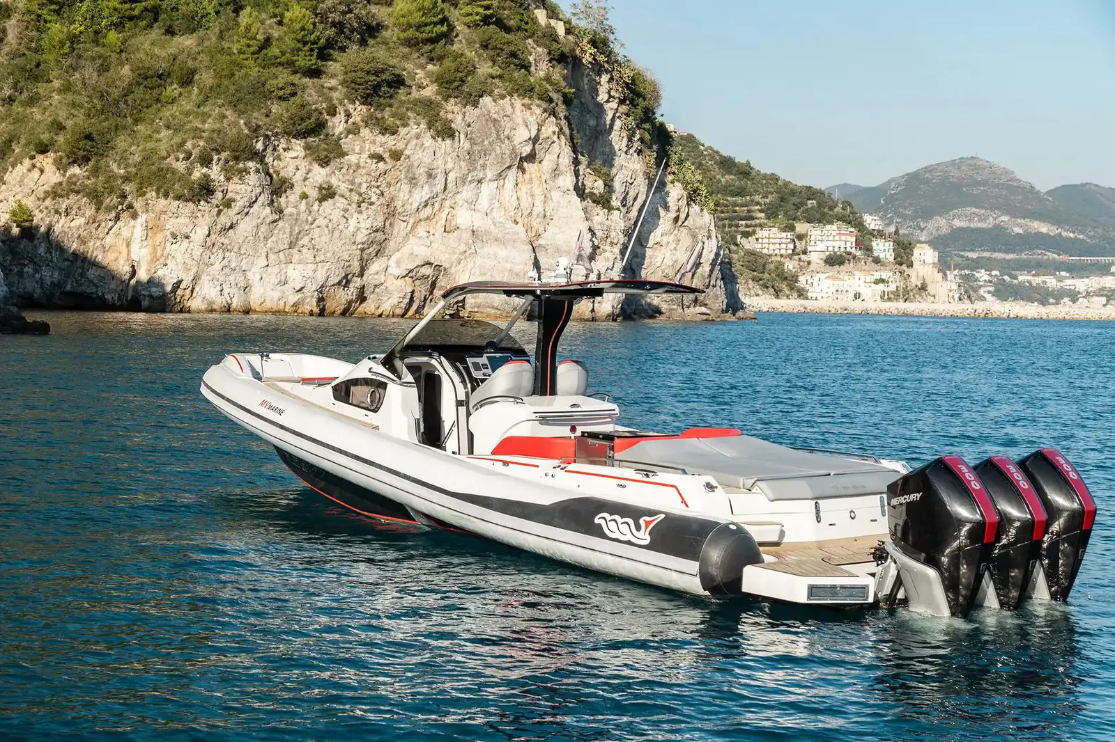 MV Marine Mito 40 — gumenjak 12,14 m, sa T-topom u stjenovitoj uvali