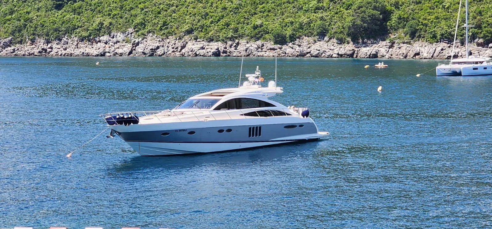 Princess V65 (2008) — polovna jahta 20,33 m, na sidru u zelenom zalivu