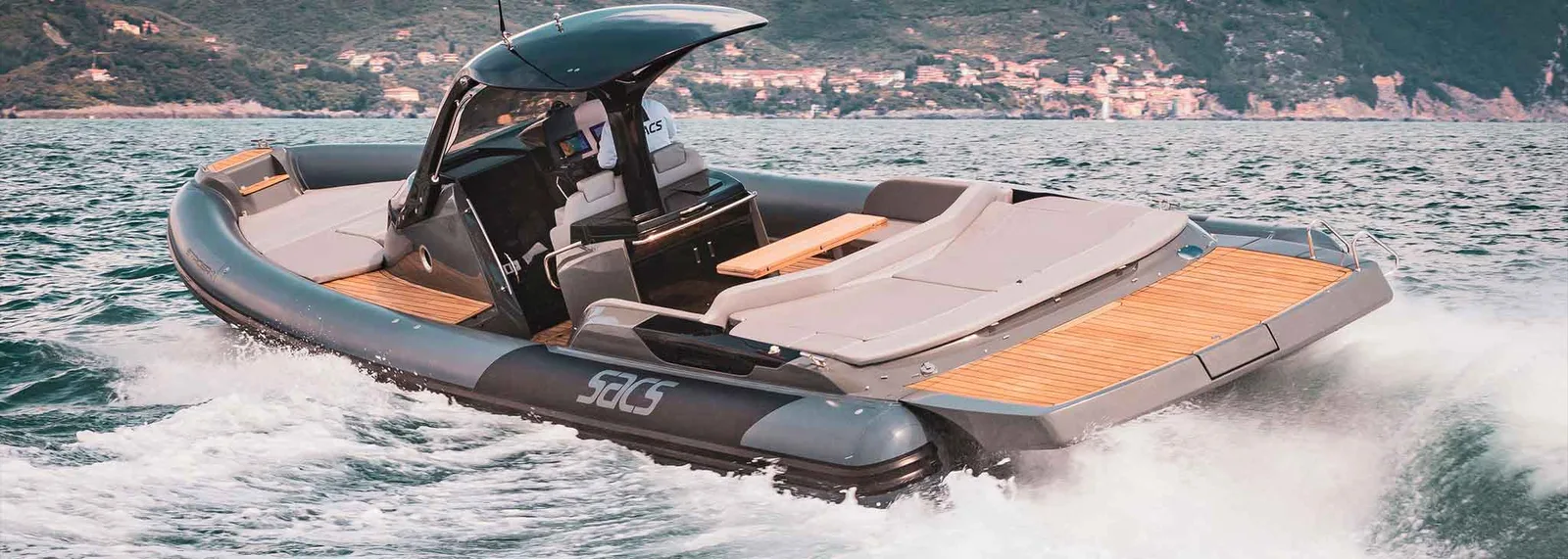 Sacs Strider 13 (2022) — gumenjak 13 m, sa T-topom i teak palubom u plovidbi