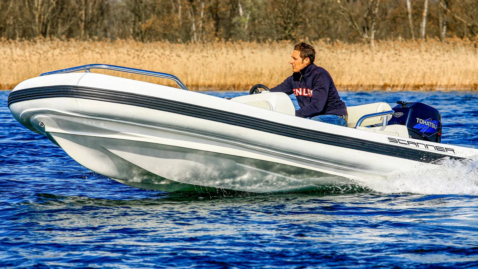 Scanner Marine Cosmo 420 — gumenjak 4,2 m, u plovidbi po plavoj vodi