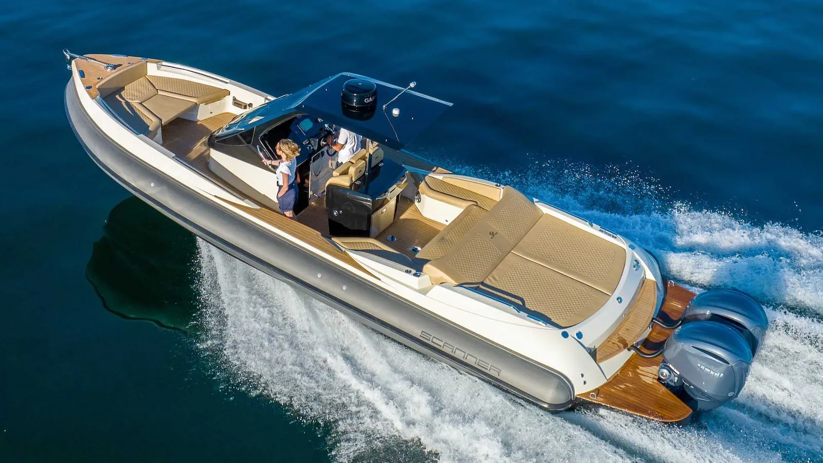 Scanner Marine Envy 1100 — gumenjak 11 m, bež kokpit u plovidbi, pogled iz vazduha