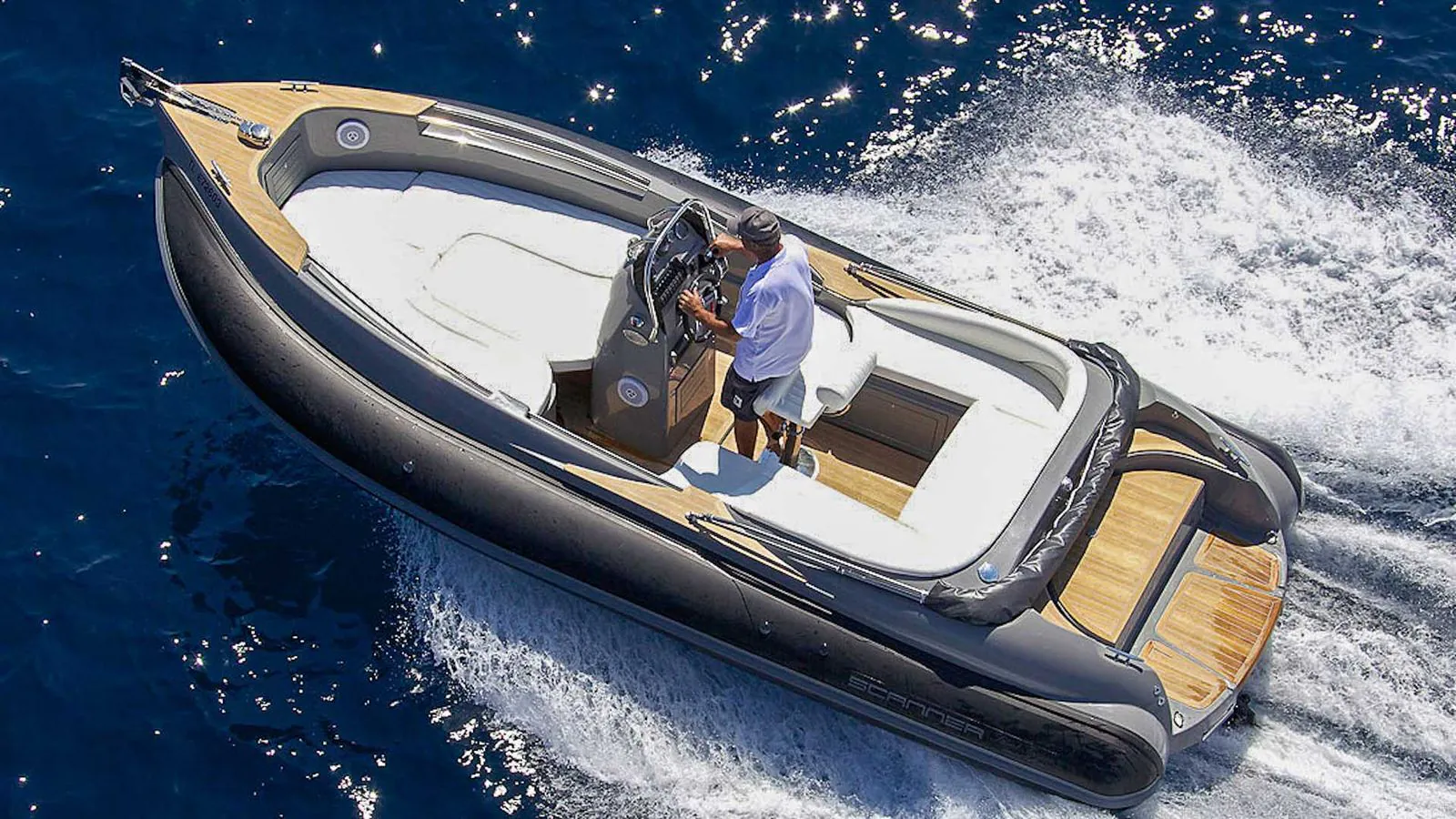 Scanner Marine Envy 630 — gumenjak 6,25 m, teak paluba u plovidbi, pogled iz vazduha