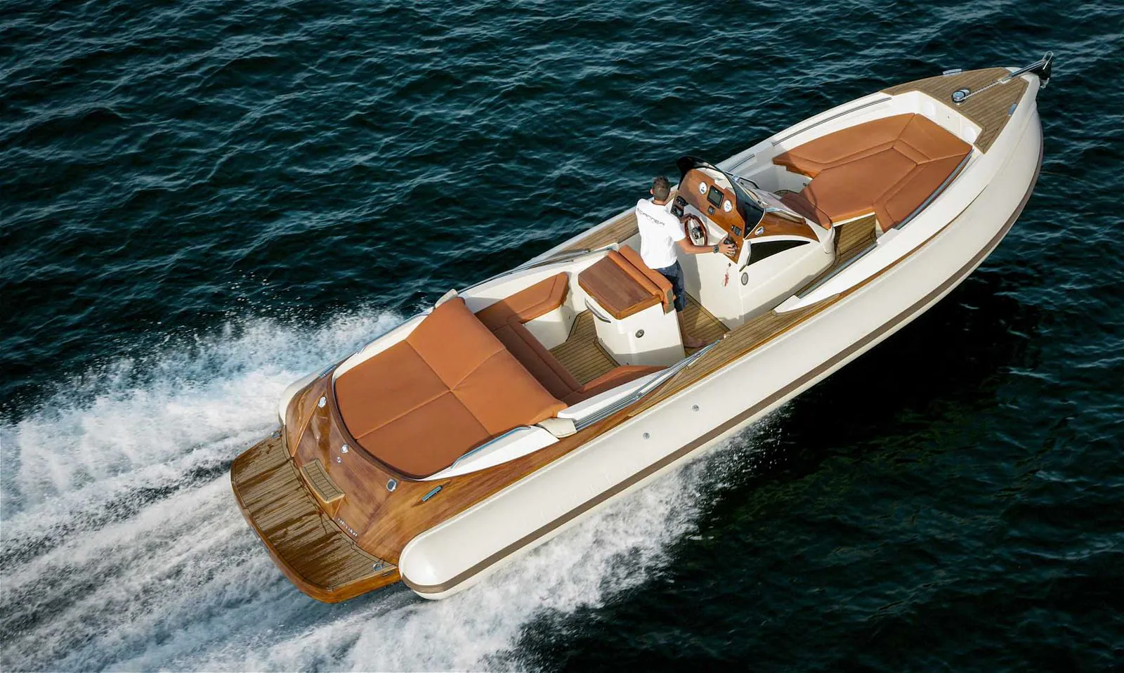 Scanner Marine Envy 860 — gumenjak 8,6 m, sa posadom u plovidbi, pogled iz vazduha