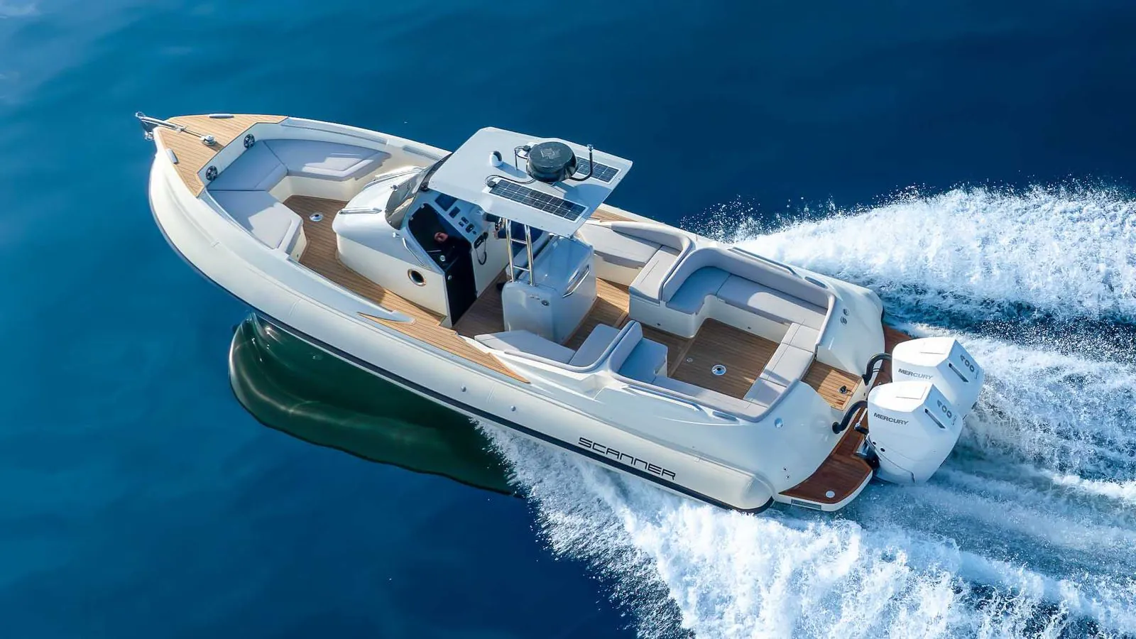 Scanner Marine Envy 950 — gumenjak 9,5 m, bež kokpit u plovidbi, pogled iz vazduha