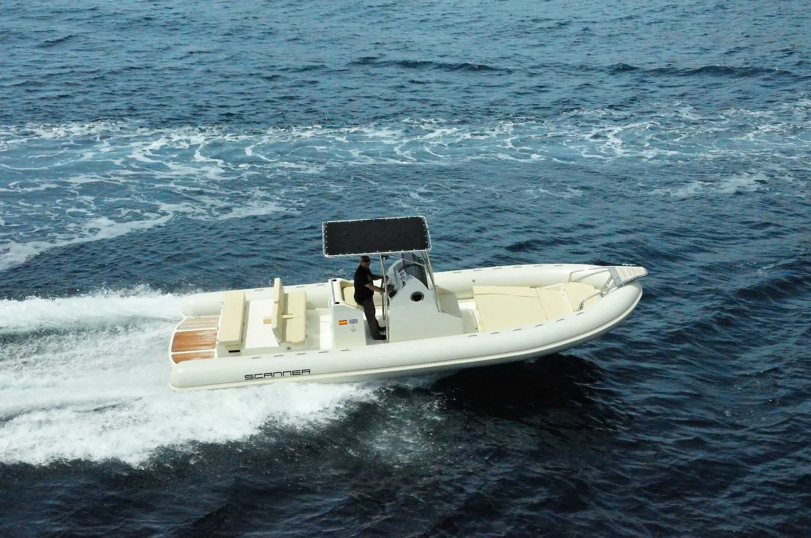 Scanner Marine Pro Line 970 D — gumenjak 9,7 m, sa centralnom konzolom u plovidbi