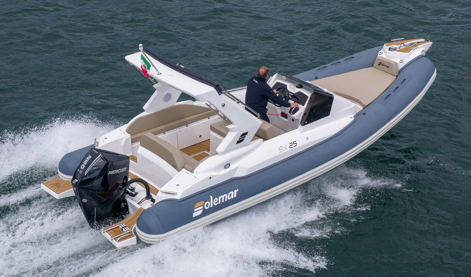 SoleMar SX25 — gumenjak 7,8 m, tamni tubuli i teak kokpit u plovidbi