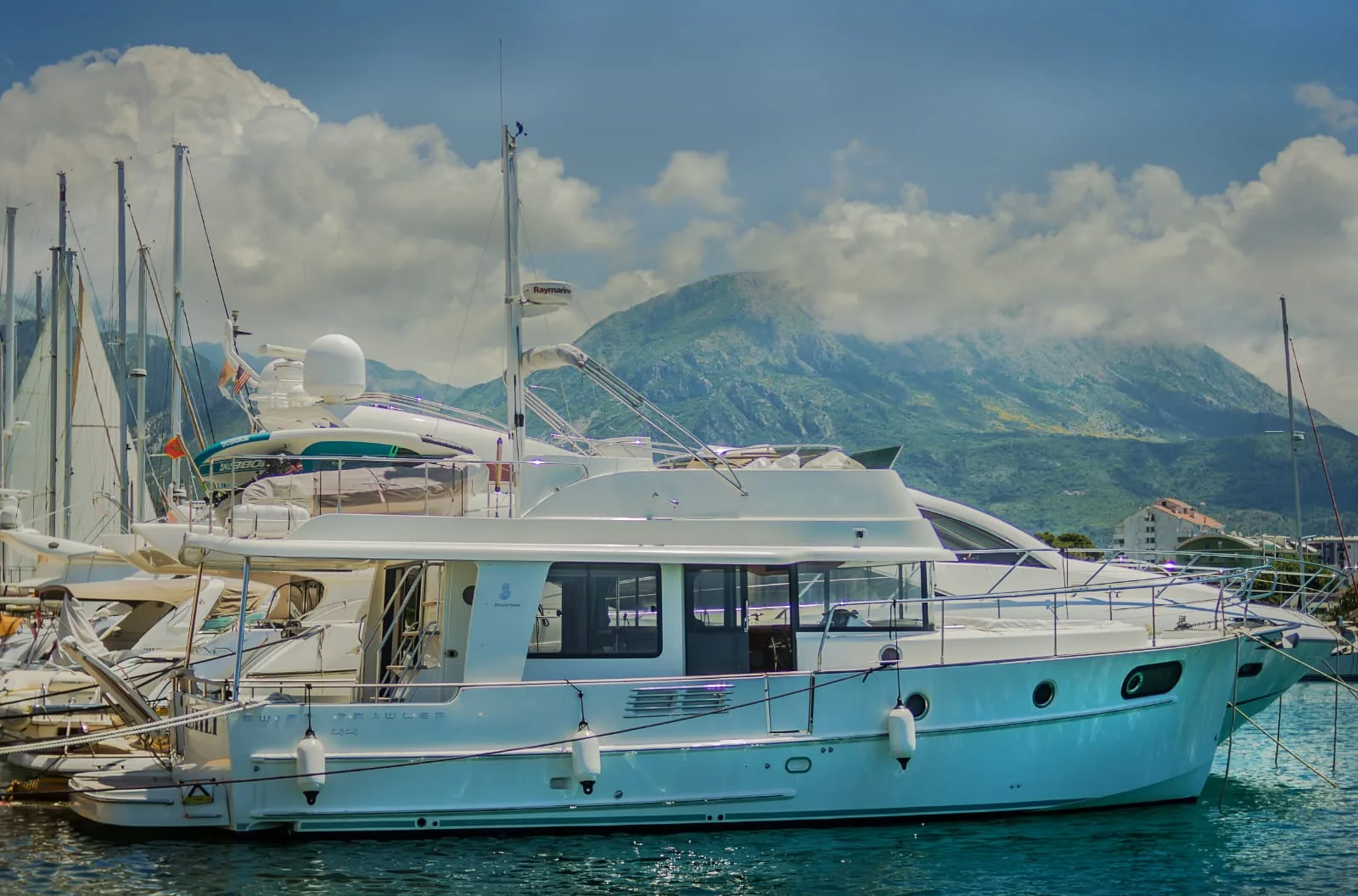 Swift Trawler 44 (2019) — polovna jahta 13,9 m, vezan u marini, planine u pozadini